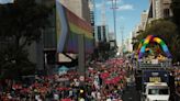 Fotos: Parada LGBTQIA+ de São Paulo reúne público de verde e amarelo na avenida Paulista