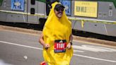 Un americano bate el récord Guinness de maratón corriendo con un disfraz de fruta
