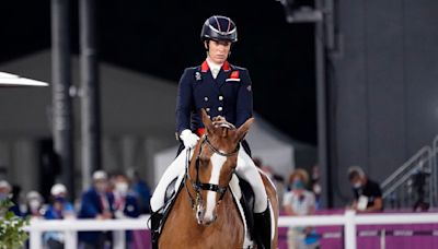 Campeona olímpica de ecuestre Charlotte Dujardin aparece en video dando latigazos a un caballo