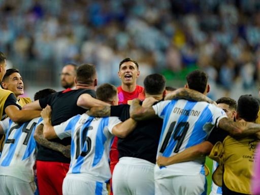 Dibu Martínez, el guardián del sueño argentino que aparece cuando fallan las redes de seguridad