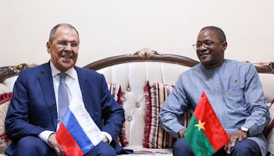 El jefe de la diplomacia rusa promete más apoyo militar a Burkina Faso en gira por África Occidental