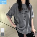 【V3321】shiny藍格子-夏日休閒．簡約字母印花圓領中長款短袖上衣