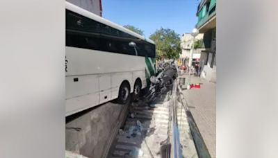 Un autocar sin frenos embiste a coches aparcados y una boca de Metro en Barcelona: hay dos heridos