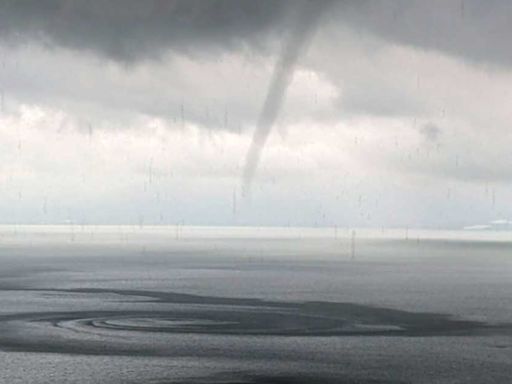 Se registra fenómeno natural conocido como ‘la culebra de agua’ en el Lago de Chapala