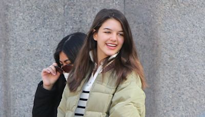 La hija de Tom Cruise y Katie Holmes, Suri, pillada besándose apasionadamente con un chico tras graduarse a los 18 años