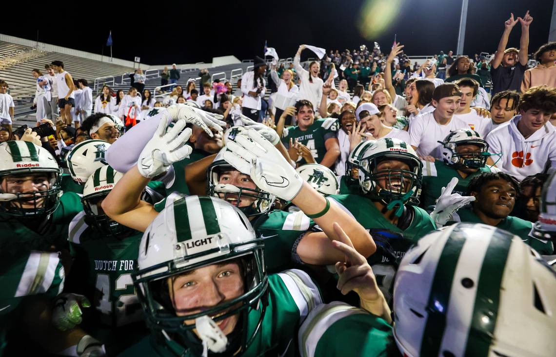 Three Carolinas prep football teams, one from Charlotte, land in MaxPreps national top 100