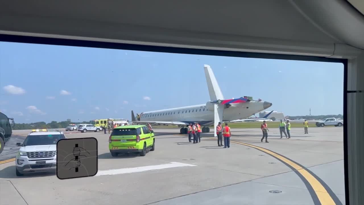 VIDEO: Tail falls off plane in Atlanta during collision on taxiway