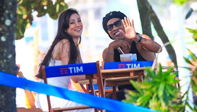 Ronaldinho Gaúcho é visto acompanhado em quiosque na praia