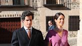 Fernando Fitz-James Stuart y Sofía Palazuelo degustan los tradicionales churros de Huéscar en una ruta turística a pie por su legado