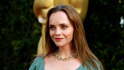 El brutal testimonio de Christina Ricci: la fama la salvó de los abusos de su padre, un líder de secta “violento”