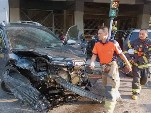 驚悚瞬間！成大前嚴重車禍 轎車疾速衝撞7車釀1死4傷 - 社會