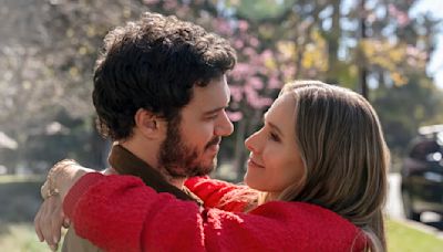 El beso de Adam Brody y Kristen Bell en 'Nadie quiere esto' alborotó Internet ¿Por qué se “asombraron” al leer el guion?