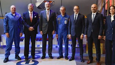 Los reyes de España y Países Bajos visitan el centro tecnológico de la Agencia Espacial