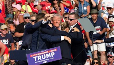 Trump évacué d'urgence d'un meeting de campagne après des tirs qui ont fait au moins un mort