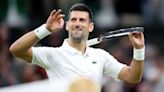 ¿Nueva profesión? Djokovic llamó la atención realizando una inusual tarea en Wimbledon