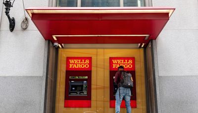 Wells Fargo Drops as US Seeks Fixes to Money-Laundering Controls