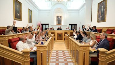 El PP se desmarca de Vox en el Ayuntamiento de Toledo y vota a favor de la solidaridad con los menores no acompañados propuesta por el PSOE