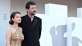 Festival de Venecia: de Santiago Mitre y Dolores Fonzi a Maggie Gyllenhaal, los looks de la ceremonia de clausura de la Mostra
