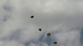 Paracaidistas británicos recrean los saltos de sus antecesores durante el desembarco de Normandía