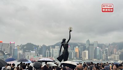 五一海上煙火表演如期晚上舉行 有市民和旅客到尖東一帶等候觀賞 - RTHK