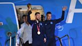 "Trajeron la copa y la Argentina está loca": Así fue la llegada de los campeones del mundo al país que los vio nacer