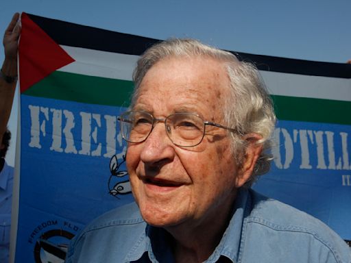 Esposa de Noam Chomsky: Reportes de muerte del famoso lingüista son “falsos”