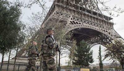 Cercueils sous la tour Eiffel : Pourquoi la piste d’une ingérence étrangère intéresse les enquêteurs