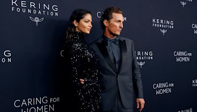 Camila Alves e Matthew McConaughey concentram flashes em jantar beneficente em NY