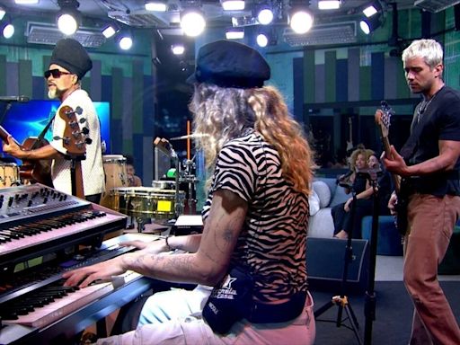 Carlinhos Brown improvisa sucesso de Tribalistas com participantes do Estrela da Casa