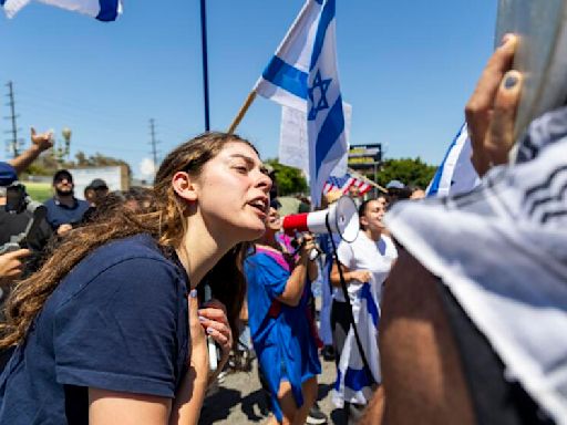 Protest violence outside L.A. synagogue spurs widespread condemnation. Bass vows quick action