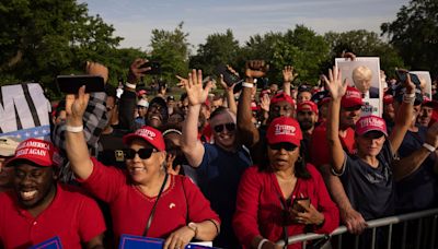 Trump se lanza a la caza del voto hispano en el Bronx entre gritos de “¡levanta el muro!”