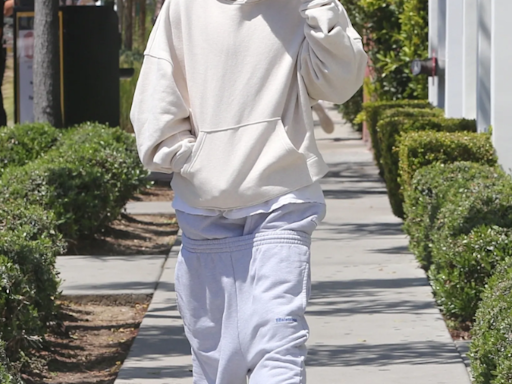 Justin Bieber 的新造型太前衛？褲子只穿一半就上街，腳下還踏著一雙熊掌！