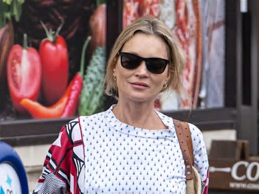 Kate Moss lleva el recogido despeinado que más rejuvenece cuando has cumplido los 50 años