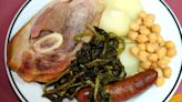 Receta de grelos con cacheira, un plato de Galicia contundente que se suele tomar en carnaval