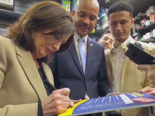 Kathy Hochul busca proteger a bodegueros de Nueva York de los robos