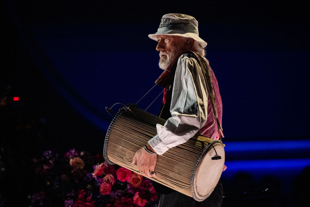 Watch: Mick Fleetwood Surprises Maui Hotel Guests With Impromptu Lobby Bar Performance