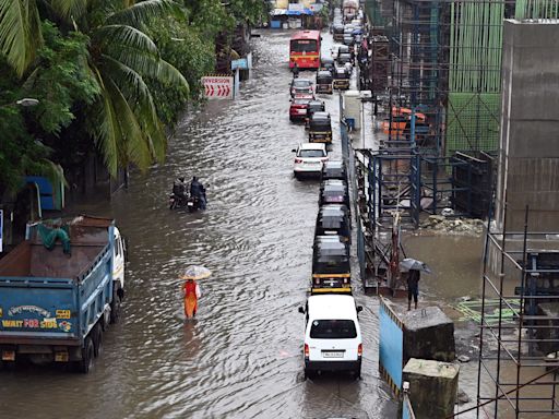 Mumbai weather today: IMD's heavy rain warning, police issue advisory; 'red' alert sounded across Maharashtra | Updates