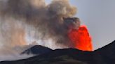 Rues couvertes de cendres, coulées de lave... Les images de l'éruption de l'Etna et du Stromboli en Sicile