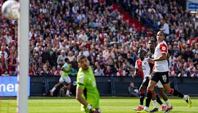 Feyenoord humilló al Ajax de Rulli y se impuso 6-0 en un clásico histórico