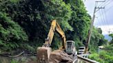 仁愛鄉力行產業道路邊坡巨大落石擋道 一度影響人車來往