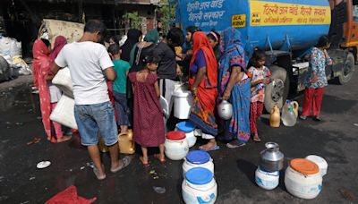 Temperatures in India hover at record highs as heatwave grips the country