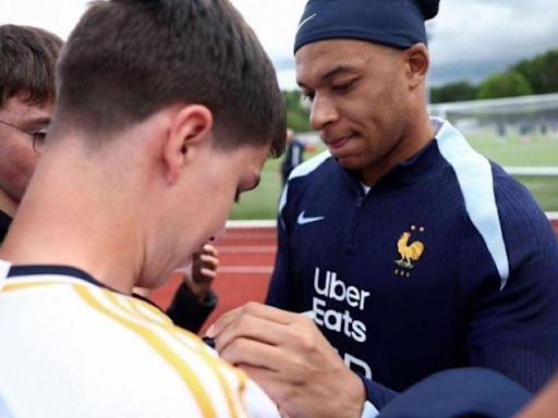 ¡Mbappé ya firma camisetas del Real Madrid!