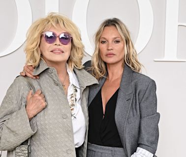 Kate Moss et Amanda Lear : lookées et bras dessus, bras dessous au défilé Dior Homme