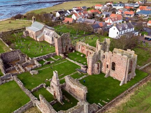 La isla sagrada de Inglaterra que tiene las ruinas de un monasterio del siglo XII, un imponente castillo y una reserva natural