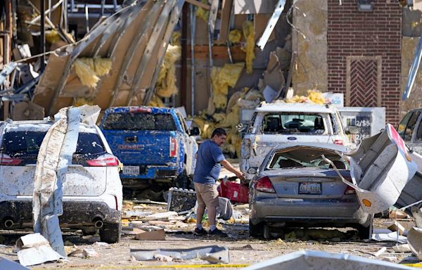 Memorial Day weekend severe weather kills 21, as storms move east