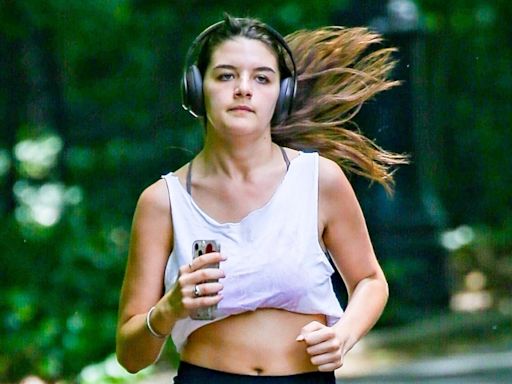 En fotos: del paseo de Katie Holmes y su mamá por las calles de Nueva York al entrenamiento de Suri Cruise y la triste salida de Jennifer Aniston