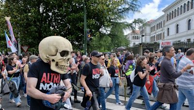 Miles de personas rodean la sede de la Xunta en Santiago al grito de "Altri no"