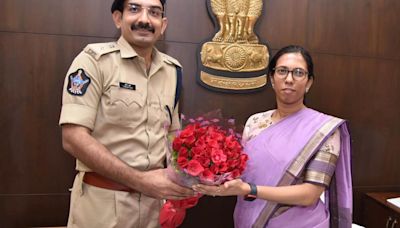 Nagalakshmi returns to Guntur as Collector