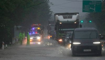 南韓降200年一遇暴雨！首爾、京畿道北部成澤國 上班族撐傘也沒用