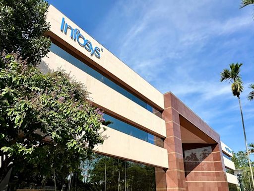 Infosys To Hire 15,000-20,000 Freshers In FY25